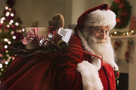 Санта Клаус балаларға сыйлық тарату үшін жолға шықты