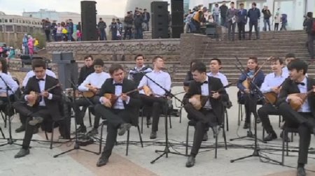 Астанада 500 адам бір мезетте Құрманғазының күйлерін орындады