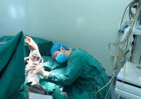 Қытайда 20 сағат бойы жұмыс істеген хирург операция үстінде ұйықтап қалды