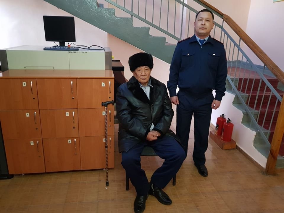79 жастағы қария өзін ажалдан құтқарған көлік полицейіне шексіз алғысын білдірді
