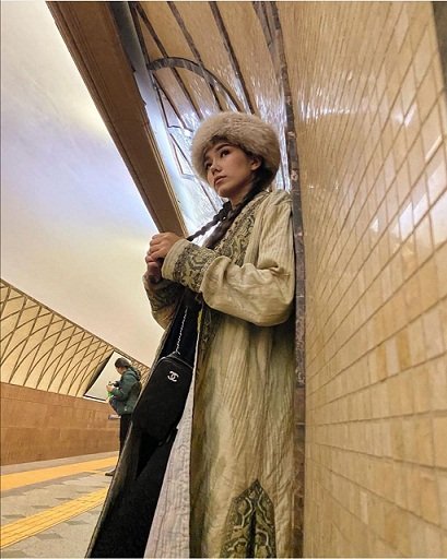 Алматы метросында ұлттық киіммен жүрген бойжеткен елді таңырқатты