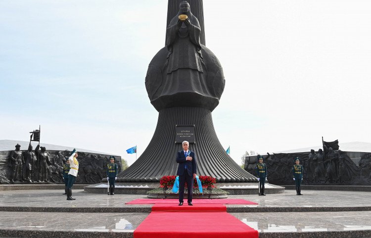 Президент «Отан Ана» монументіне гүл шоғын қою рәсіміне қатысты