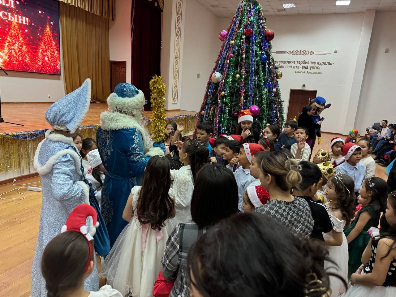 «Гүлзат» өнер орталығында балаларға арналған жаңа жылдық шырша өтті