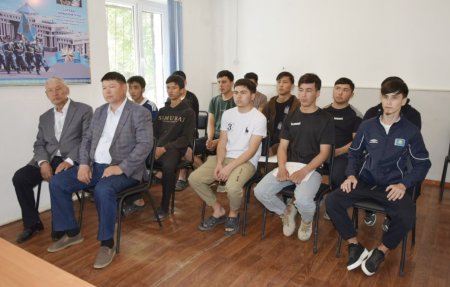 Жас сарбаздар қанатын қомдады