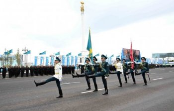 Президент Қасым-Жомарт Тоқаев пен Вьетнам Коммунистік партиясы ОК Бас хатшысы То Лам әскери парадты тамашалады