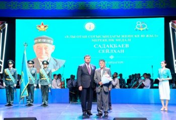 ҚЫЗЫЛОРДАДА «ҰЛЫ ЖЕҢІС - ЕРЛІККЕ ТАҒЗЫМ, ҰРПАҚҚА ҮЛГІ» МЕРЕКЕЛІК ШАРАСЫ ӨТТІ