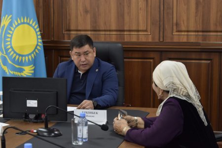 АУДАН ӘКІМІ ТҰРҒЫНДАРДЫ ЖЕКЕ МӘСЕЛЕЛЕРІ БОЙЫНША ҚАБЫЛДАДЫ