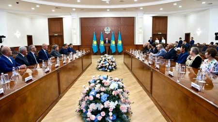 Премьер-министр Олжас Бектенов құрылыс саласының қызметкерлеріне Мемлекет басшысының атынан марапаттар табыс етті