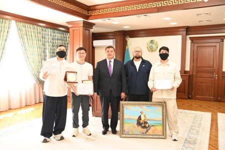 АЙМАҚ БАСШЫСЫ «6ELLUCCI» ТОБЫНЫҢ МҮШЕЛЕРІ МЕН ПРОДЮСЕРЛЕРІН ҚАБЫЛДАДЫ