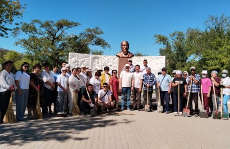 "ТАЗА БЕЙСЕНБІ": АБАЙ ЕСКЕРТКІШІ АУМАҒЫНА ТАЗАЛЫҚ ЖҰМЫСТАРЫ ЖҮРГІЗІЛДІ