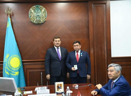 Аудан әкімі Ата Заң мерейтойына арналған төсбелгімен марапатталды