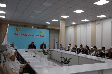 «АНА-ҰРПАҚТЫҢ ШАМШЫРАҒЫ»: АУДАН АНАЛАРЫНА ҚҰРМЕТ