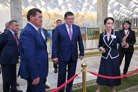 СЕМЕЙДЕГІ ҚЫЗЫЛОРДА ОБЛЫСЫНЫҢ ӨНЕР КҮНДЕРІ АЯСЫНДА «СЫР ӨҢІРІ – ТҮРКІ ӨРКЕНИЕТІНІҢ АЛТЫН БЕСІГІ» АТТЫ КӨРМЕ ӨТТІ