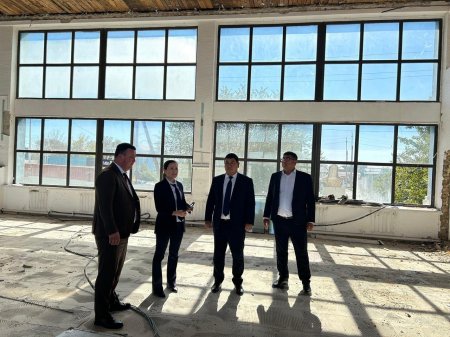 ТӨРЕТАМ КЕНТІНДЕГІ ВОКЗАЛ МЕН ОЙЫН АЛАҢЫНДАҒЫ ЖӨНДЕУ ЖҰМЫСТАРЫ НАЗАРДА