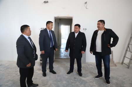 АУДАН ӘКІМІ ӘЛЕУМЕТТІК НЫСАНДАРДЫҢ ҚҰРЫЛЫС БАРЫСЫН БАҚЫЛАДЫ