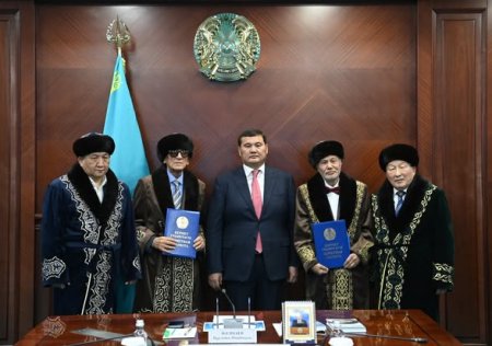 АЙМАҚ БАСШЫСЫ ЖАЗУШЫЛАРДЫ МЕРЕЙТОЙЫМЕН ҚҰТТЫҚТАДЫ