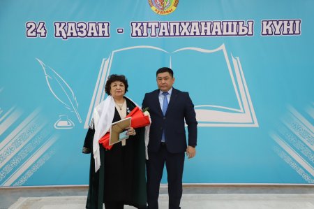 ҚҰРМЕТ ТӨРІНДЕ КІТАПХАНАШЫЛАР