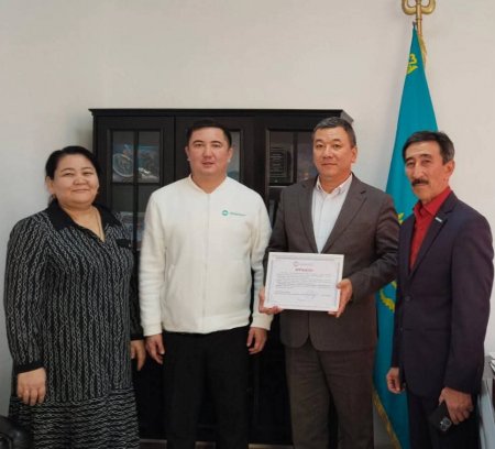 ҚАРЖЫ САЛАСЫНЫҢ ӨКІЛДЕРІМЕН ЖҮЗДЕСІП, КЕЛЕ ЖАТҚАН КӘСІБИ МЕРЕКЕМЕН ҚҰТТЫҚТАДЫ