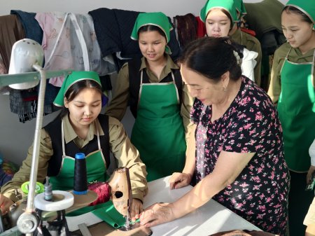 «Жұмысшы мамандықтар жылы» аясында оқушылар тігінші мамандардың жұмысымен танысты