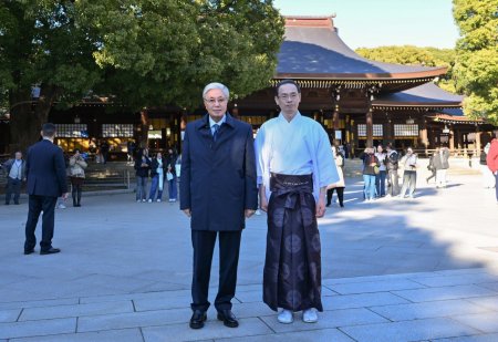 Қасым-Жомарт Тоқаев Мейджи Джингу ғибадатханасын аралап көрді