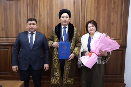 ЕЛ СЕНІМІН АРҚАЛАҒАН ЕҢБЕК ИЕСІНЕ ҚҰРМЕТ КӨРСЕТІЛДІ