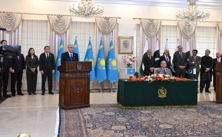 Мемлекет басшысы Пәкістан Премьер-министрі Шахбаз Шарифпен жүргізген келіссөздерінің қорытындысы бойынша БАҚ өкілдерінің алдында сөз сөйледі