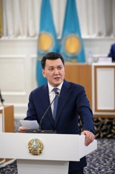 Бірдей мәтін бірдей нәтиже бермейді – Ерлан Қарин біреудің дайын Конституциясын көшіріп алайық деген ұсыныс жөнінде пікір білдірді