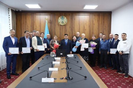 Аудан әкімі Алғыс айту күнімен құттықтап, түрлі сала мамандарына аймақ басшысының «Алғыс хатын» табыстады