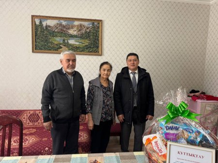 МЕРЕКЕ ҚАРСАҢЫНДА БІЛІМ САЛАСЫНЫҢ АРДАГЕРЛЕРІНЕ ҚҰРМЕТ КӨРСЕТІЛДІ