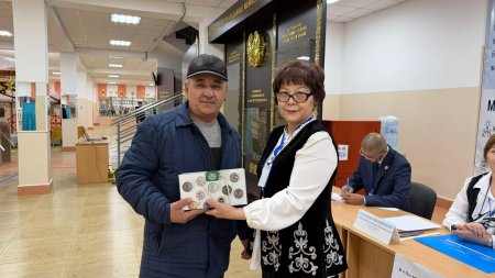 ҚАРМАҚШЫДА АЛҒАШҚЫ ДАУЫС БЕРУШІЛЕРГЕ АРНАЙЫ СЫЙЛЫҚТАР БЕРІЛУДЕ