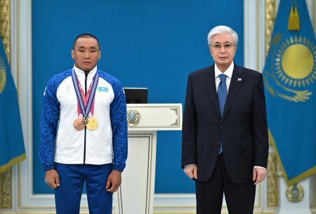 Мемлекет басшысы Паралимпиада ойындарының чемпионы Ербол Хамитовты марапаттады