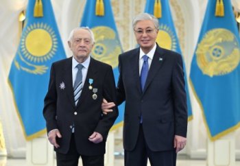 Президент Қасым-Жомарт Тоқаев Ерванд Ильинскийге «Қазақстанның Еңбек Ері» атағын тапсырды