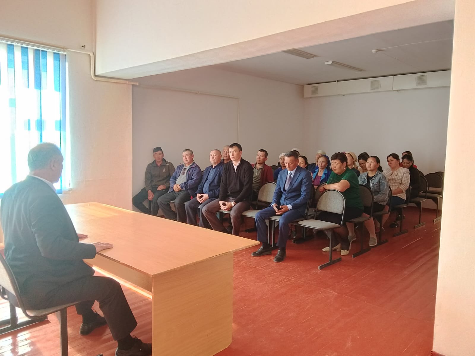 Білім саласының қызметкерлерімен кездесті