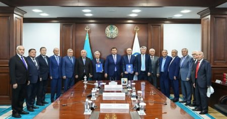 АЙМАҚ БАСШЫСЫ ЕҢБЕК АРДАГЕРЛЕРІН МЕРЕЙТОЙЫМЕН ҚҰТТЫҚТАДЫ