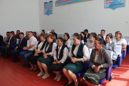 БІЛІМ САЛАСЫНЫҢ ҚЫЗМЕТКЕРЛЕРІМЕН КЕЗДЕСТІ