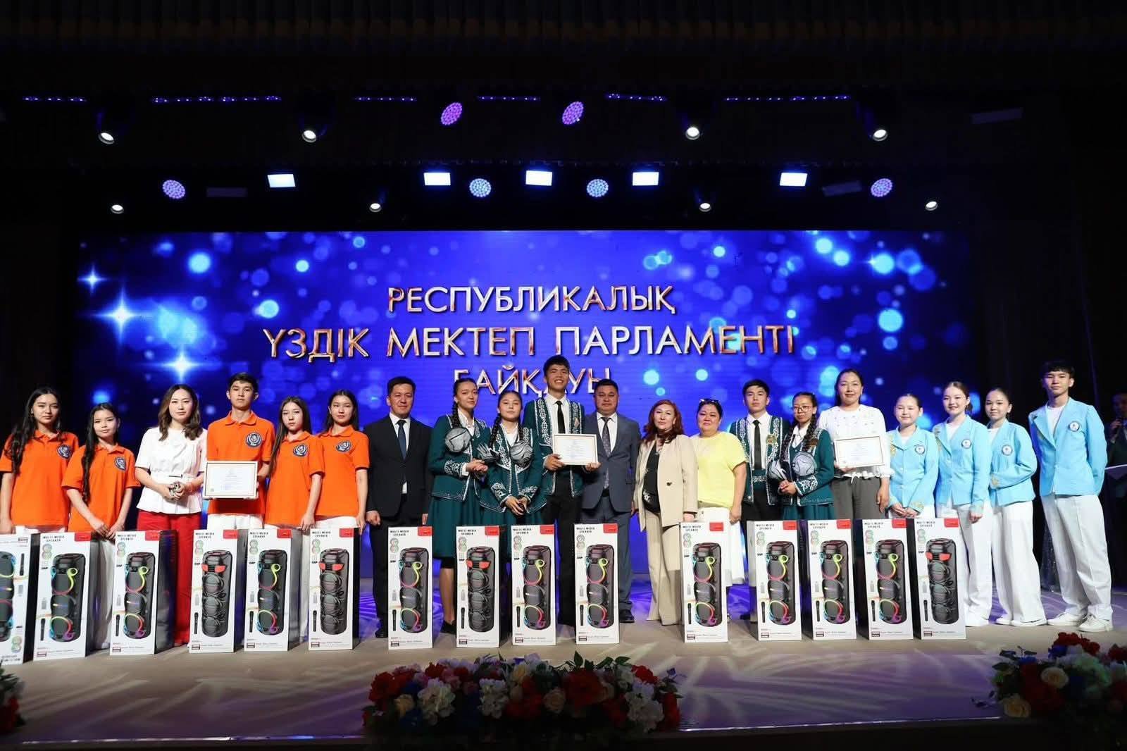 Жас көшбасшылар жеңіс төрінде