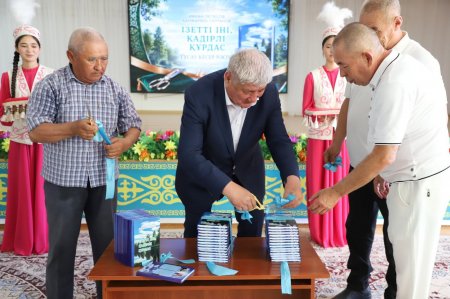 ТӘЙІМБЕТ КӨМЕКБАЕВ АУЫЛЫНДА ҚОС КІТАПТЫҢ ТҰСАУКЕСЕР РӘСІМІ ӨТТІ