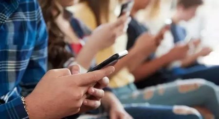 Францияда 15 жасқа толмағандарға әлеуметтік желіні қолдануға тыйым салынды