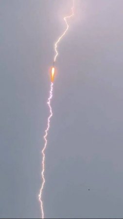 Қытайда ғарышқа ұшырылған зымыранға 30 секундтан кейін найзағай түсті