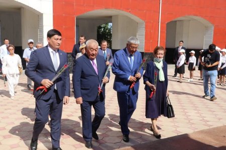 ҚЫЗЫЛОРДАДА АБАЙ ЕСКЕРТКІШІНЕ ГҮЛ ШОҚТАРЫ ҚОЙЫЛДЫ