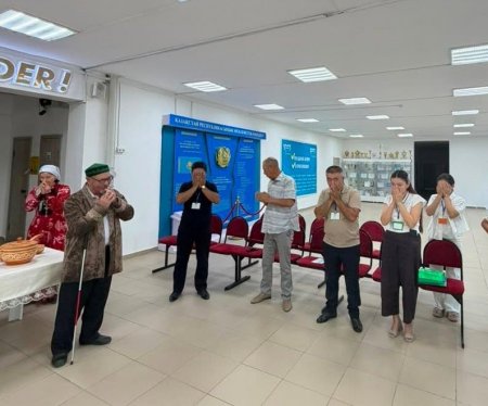 АҚСАҚАЛДАРДЫҢ АҚ БАТАСЫМЕН БАСТАЛҒАН САЙЛАУ КҮНІ
