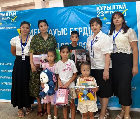БАЙҚОҢЫРЛЫҚ ОТБАСЫЛАР БАЛАЛАРЫМЕН БІРГЕ САЙЛАУ УЧАСКЕСІНЕ КЕЛДІ