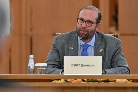 Америкалық делегацияны бастап келген конгрессмен Джейсон Смит арнайы қабылдағаны үшін Қасым-Жомарт Тоқаевқа алғыс айтып, АҚШ Президентінің сәлемін жеткізді