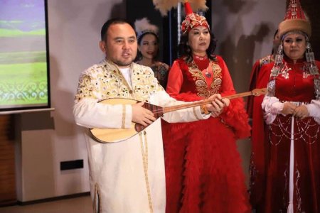 "СҰЛУ СЫРДАН САЗДЫ СӘЛЕМ": БЕЙЖІҢ АСПАНЫНДА ҚАЗАҚ ӘНІ ҚАЛЫҚТАДЫ